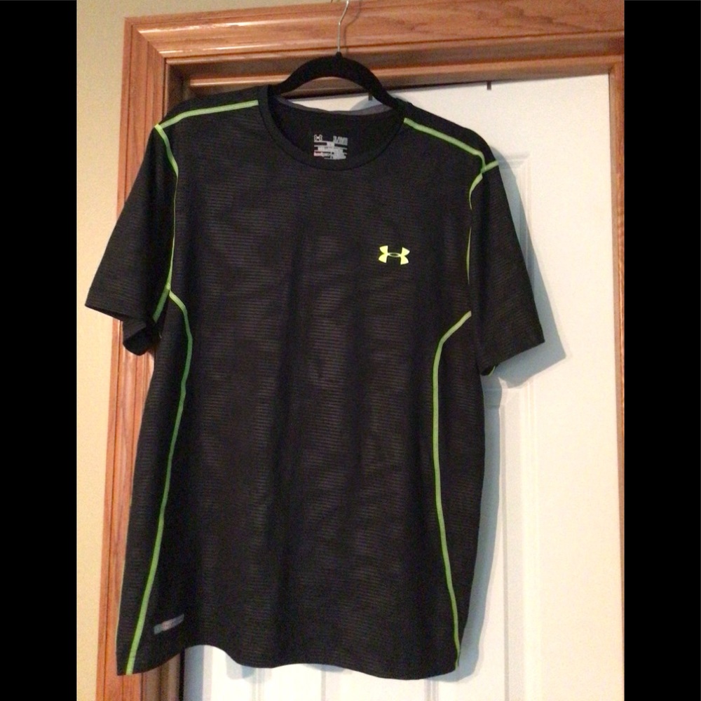 Men’s under Armour fitted shirt. XL